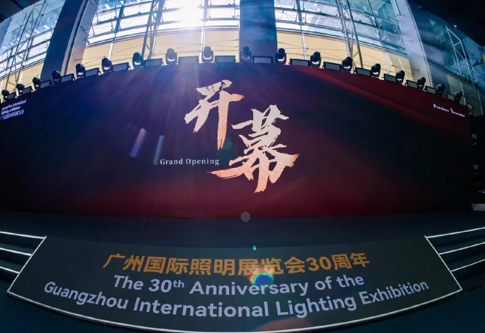 首日聚焦｜ag亚游电源光亚展现场热力全开，技术实力尽显锋芒