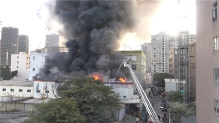 工厂楼顶起火 消防及时处置